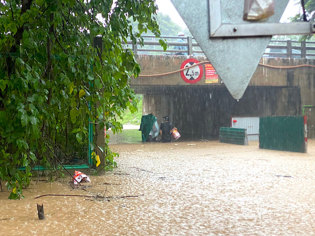 Nhiều xe chết máy phải dắt bộ lội nước qua đoạn đường này.