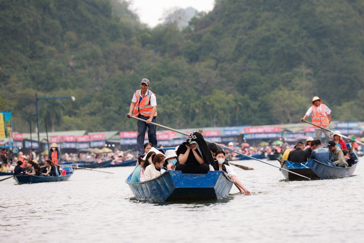 Trong 7 ngày nghỉ Tết Nguyên đán Giáp thìn 2024, Thủ đô Hà Nội ước đón 653.000 lượt khách, tăng 21,6% so với cùng kỳ năm trước. Trong 7 ngày nghỉ Tết Nguyên đán Giáp thìn 2024, Thủ đô Hà Nội ước đón 653.000 lượt khách, tăng 21,6% so với cùng kỳ năm trước.
