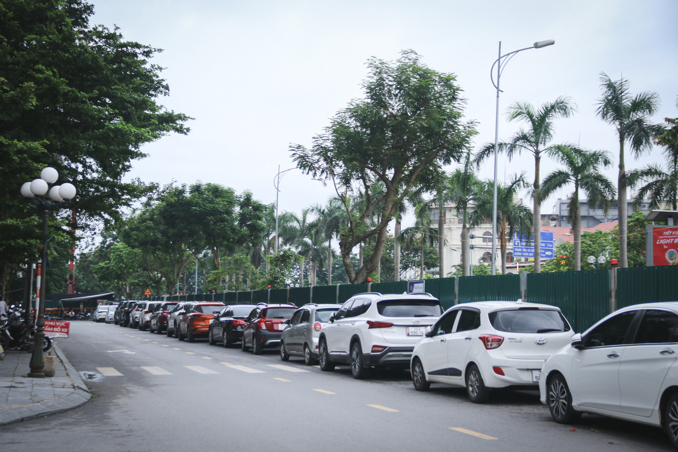 Các phương tiện dừng đỗ dọc tuyến đường rẽ ra ngã tư Thiên Phúc gây ảnh hưởng lớn tới giao thông khu vực.