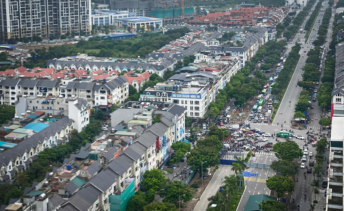 Tình trạng ùn tắc thường xuyên diễn ra vào giờ cao điểm do không có người hướng dẫn giao thông tại nút giao.