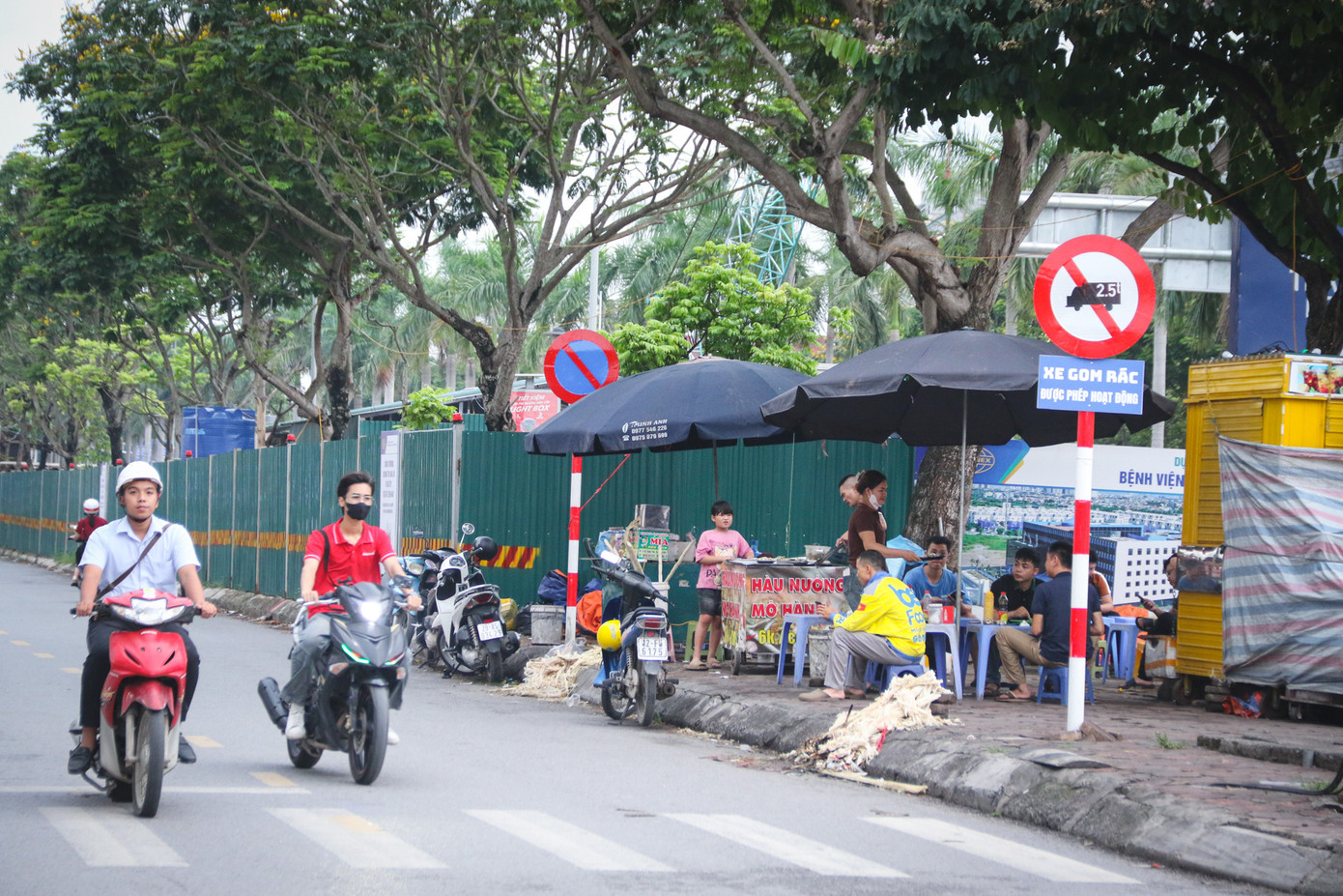 Không những vậy, khu vực đường gom Đại lộ Thăng Long (rẽ phải vào đường An Khánh, tại Km 9+500) đã có biển cấm đỗ nhưng tình trạng ô tô, xe tải, container dừng đỗ sai quy định vẫn diễn ra thường xuyên.