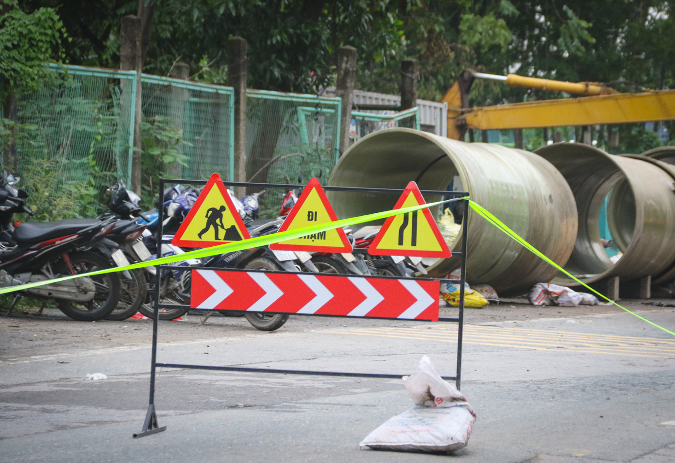 Ghi nhận trong ngày 30/6, biển cảnh báo tạm bợ được đặt trên công trường khu vực đường gom đại lộ Thăng Long.