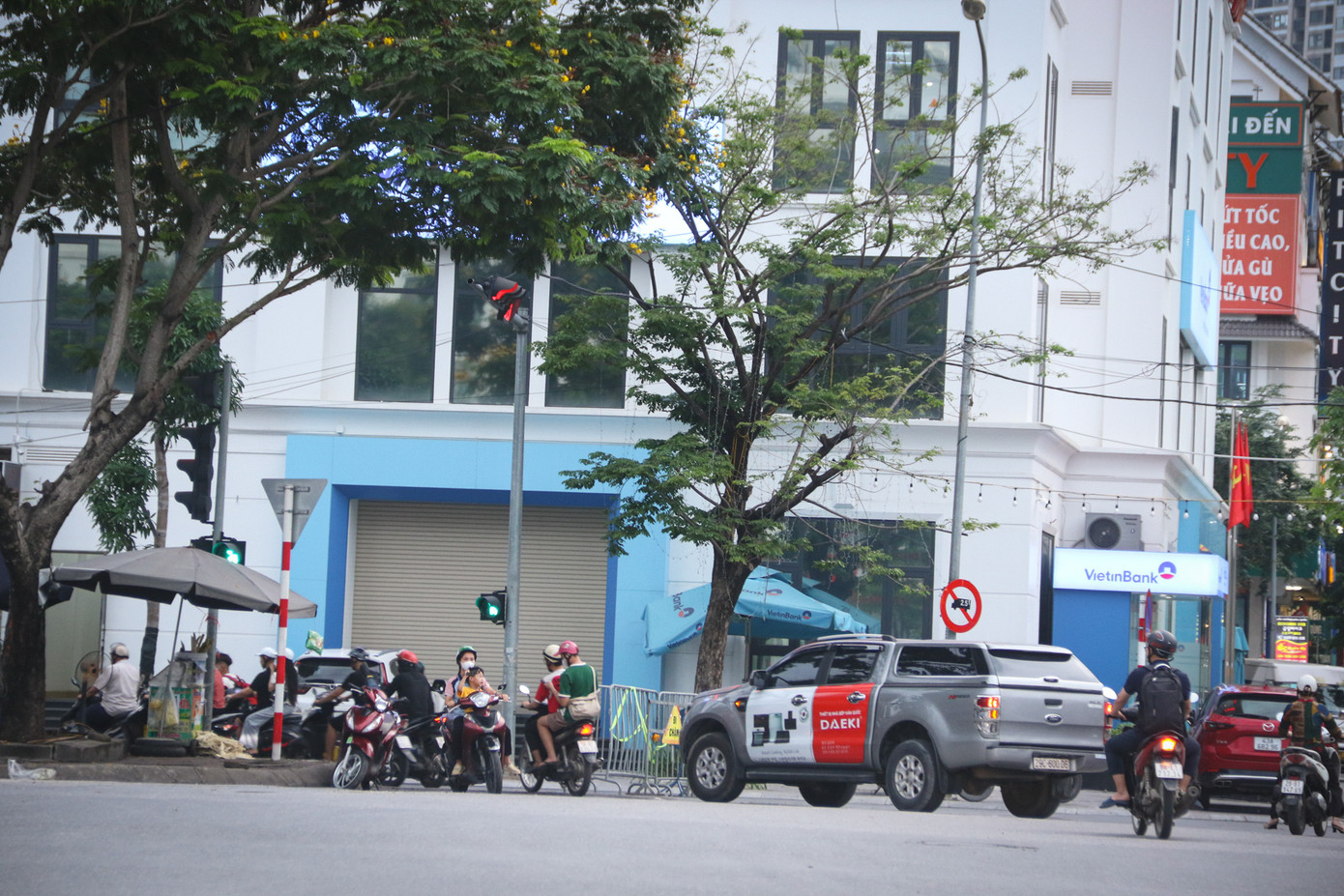 Trước thực trạng trên, Thanh tra Sở Xây dựng Hà Nội đã chỉ đạo Đội Thanh tra xây dựng Hoài Đức làm việc trực tiếp với nhà thầu, yêu cầu đơn vị thi công nhanh chóng khắc phục các tồn tại, thực hiện nghiêm các nội dung trong giấy phép thi công.