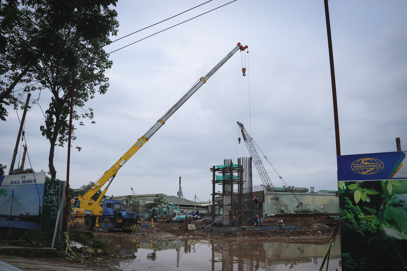Cụ thể, hệ thống rào chắn quanh khu vực thi công vẫn sơ sài, thiếu đồng bộ, chưa đáp ứng đầy đủ các quy định về an toàn. Nhiều điểm thi công trên mặt đường gom Đại lộ Thăng Long không có rào chắn cảnh báo cho các phương tiện tham gia giao thông.