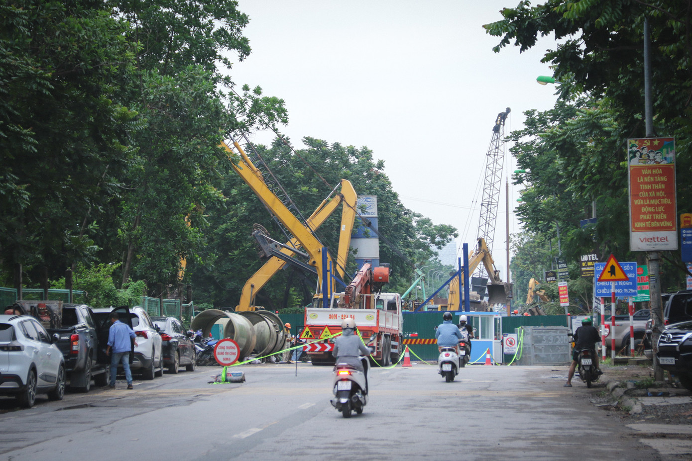 Đặc biệt, nhà thầu chưa bố trí đầy đủ hệ thống chiếu sáng ban đêm tại vị trí rào chắn cũng như không cử người hướng dẫn giao thông tại hiện trường, tiềm ẩn nguy cơ mất an toàn cho người và phương tiện lưu thông.