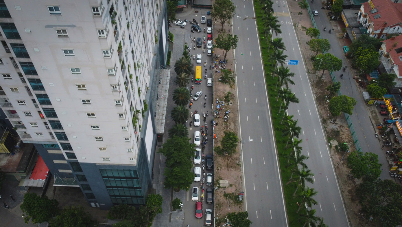 Ngoài ra, Thanh tra Sở cũng yêu cầu Ban Quản lý dự án đầu tư xây dựng công trình dân dụng thành phố Hà Nội - chủ đầu tư dự án - tăng cường kiểm tra, đôn đốc nhà thầu, đồng thời phối hợp với lực lượng chức năng như CSGT, công an sở tại để xử lý triệt để các hành vi vi phạm, đảm bảo tuyệt đối an toàn giao thông khu vực.