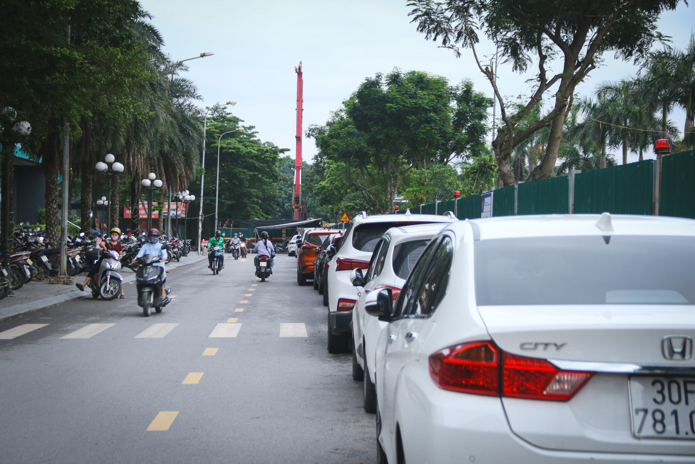 Nhà thầu cũng được yêu cầu cam kết không tập kết vật liệu, phương tiện ngoài phạm vi công trường, đồng thời phải đảm bảo đầy đủ các biện pháp an toàn giao thông, an toàn lao động và vệ sinh môi trường. Mọi sự cố xảy ra sẽ do chủ đầu tư và nhà thầu hoàn toàn chịu trách nhiệm trước pháp luật.