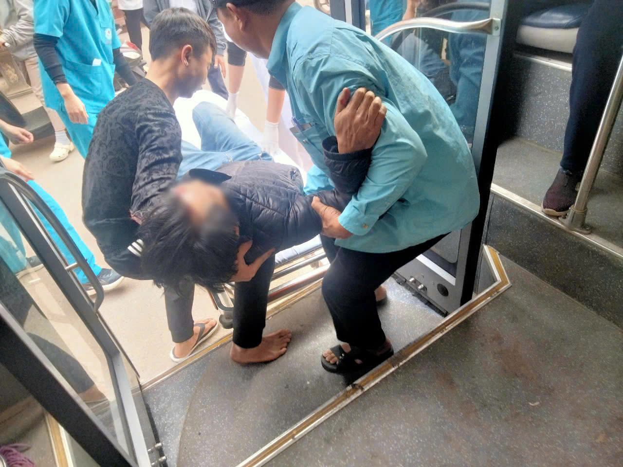 Nhân viên xe buýt tuyến 62 kịp thời đưa nạn nhân vào bệnh viện cấp cứu. Nhân viên xe buýt tuyến 62 kịp thời đưa nạn nhân vào bệnh viện cấp cứu.