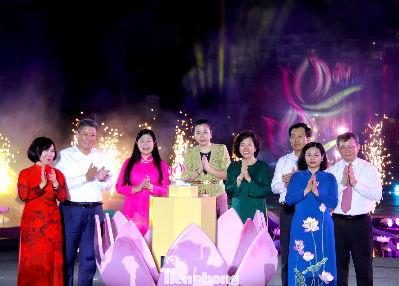 Các đại biểu thực hiện nghi thức khai mạc Lễ hội Sen Hà Nội 2024. Các đại biểu thực hiện nghi thức khai mạc Lễ hội Sen Hà Nội 2024.