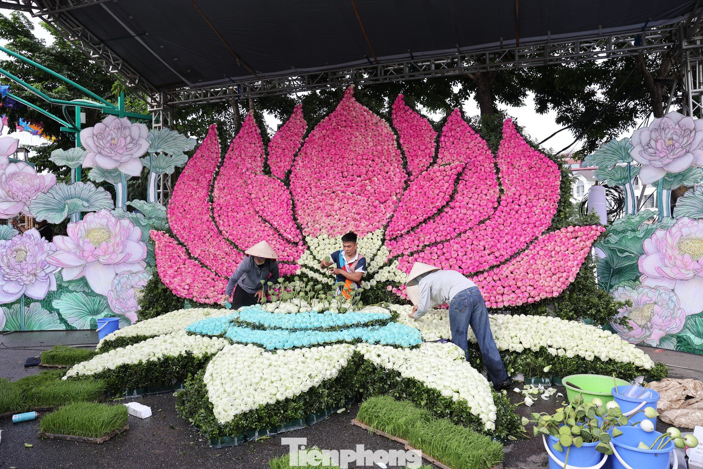 Tác phẩm nghệ thuật bức tranh về Hoa Sen Thăng Long Huyền Diệu Hoa do kỷ lục gia, nghệ nhân Lê Thị Lương và họa sĩ đương đại Migoii Võ Quang Luân đến từ Pháp, có chiều cao 4 m, rộng 10 m, được kết bằng 10.000 bông hoa sen quan âm.