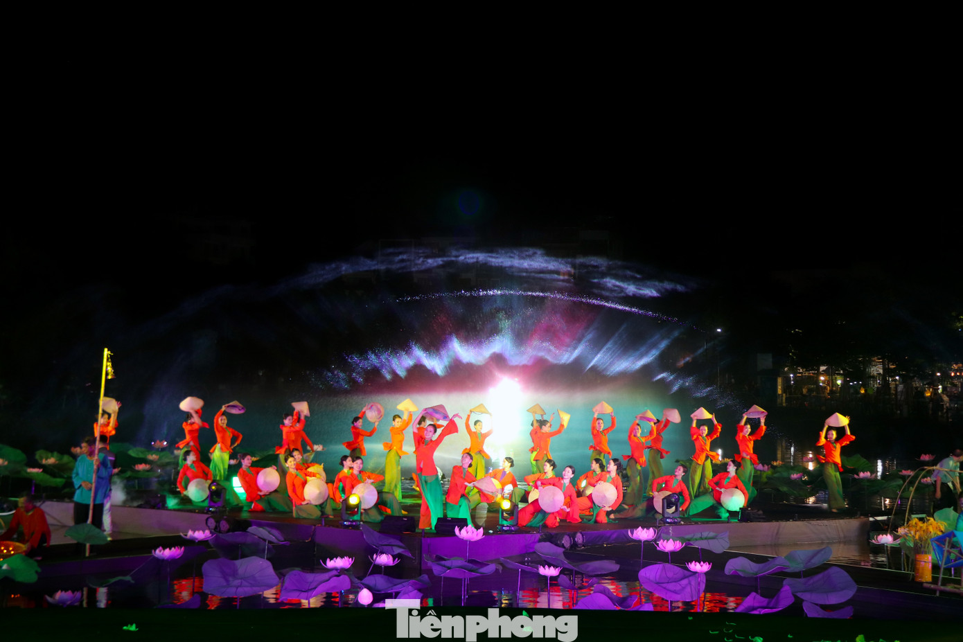 Điểm đặc sắc nhất của chương trình là phần trình diễn ca, múa nhạc kết hợp công nghệ ánh sáng mapping với sự tham gia của 1.200 diễn viên chuyên và không chuyên. Điểm đặc sắc nhất của chương trình là phần trình diễn ca, múa nhạc kết hợp công nghệ ánh sáng mapping với sự tham gia của 1.200 diễn viên chuyên và không chuyên.