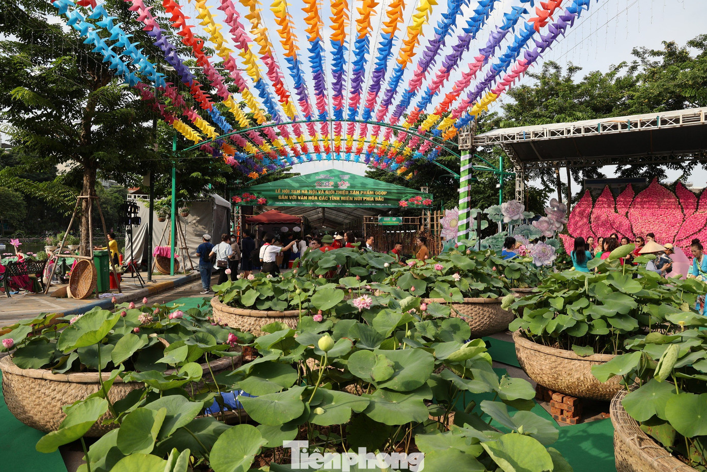 Lễ hội Sen Hà Nội 2024 diễn ra từ 12-16/7 với nhiều hoạt động ấn tượng hấp dẫn, trong đó, tác phẩm Thăng Long Huyền Diệu Hoa được hứa hẹn là điểm nhấn ấn tượng tại sự kiện.