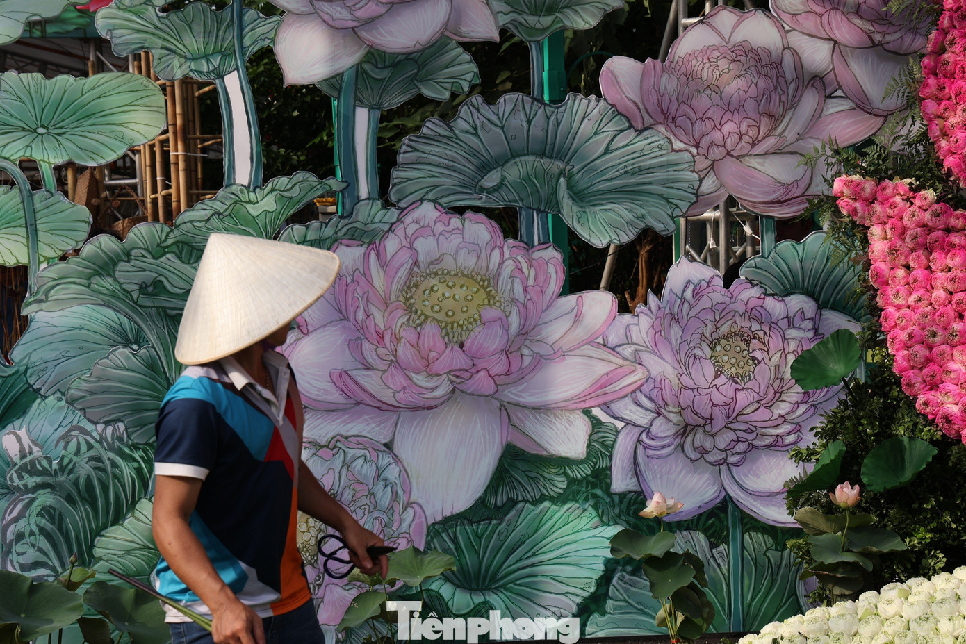 Hoa Sen trang trí pho tượng và toàn cảnh bức tranh. Nguyên liệu từ hoa sen, vải lụa và một số phụ kiện mỹ thuật khác.