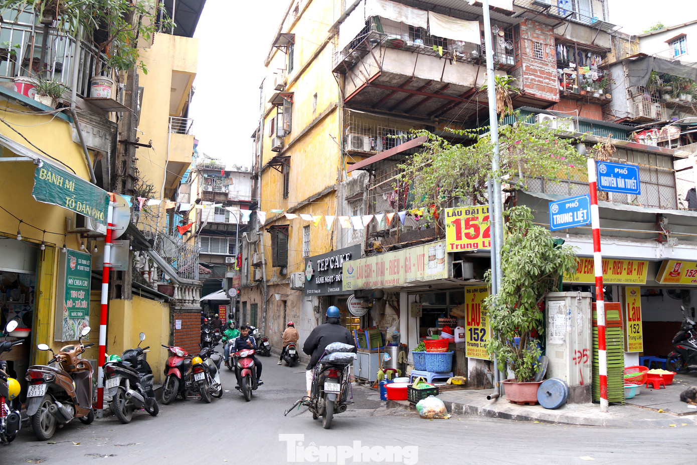 Ông Tùng cho biết: "Các hộ chưa được cấp giấy chứng nhận đăng ký kinh doanh và chứng nhận đảm bảo an toàn thực phẩm chủ yếu là do nhà ở tập thể. Chúng tôi cũng đã có đề xuất với thành phố để kiến nghị Chính phủ tháo gỡ vướng mắc".