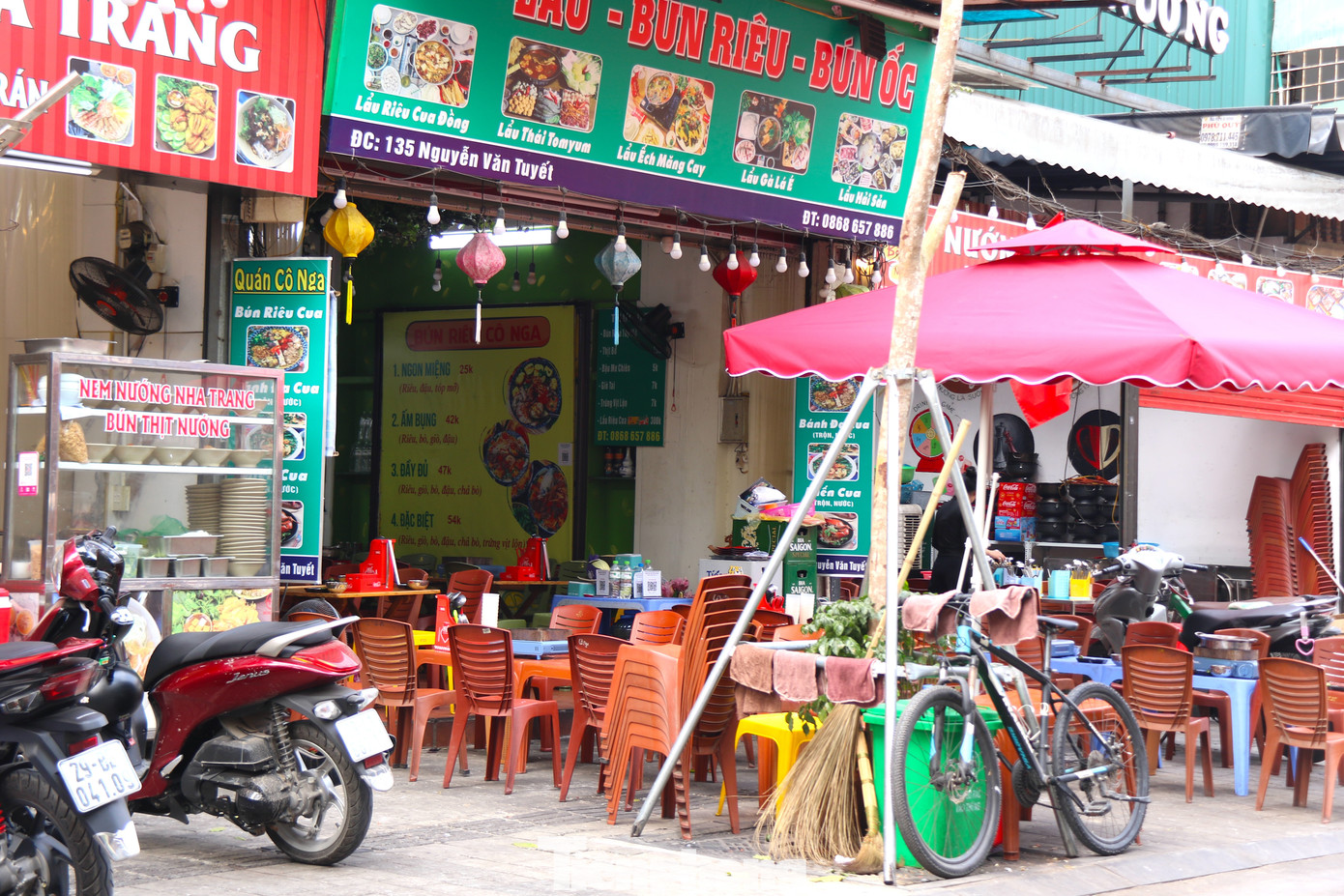 Theo Phó Chủ tịch UBND quận Đống Đa Nguyễn Thanh Tùng, đến nay trên 90% các hộ kinh doanh tại phố ẩm thực đã được cấp giấy chứng nhận an toàn thực phẩm. Chỉ một số ít các hộ kinh doanh tự phát tại tầng 1 ở những khu tập thể trong khu vực chưa được cấp giấy chứng nhận an toàn thực phẩm.