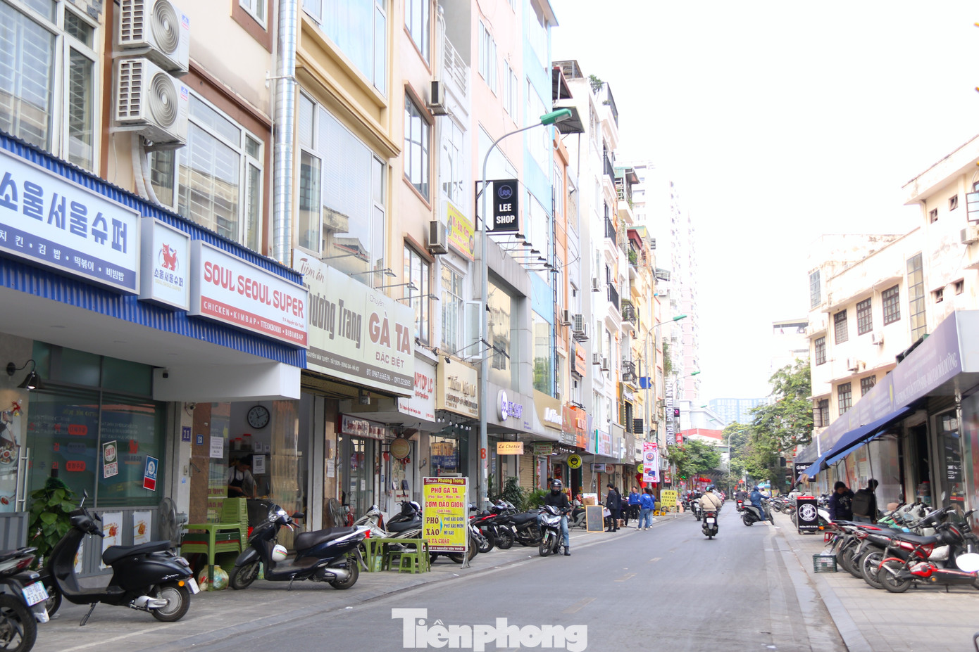 Không gian Tuyến phố ẩm thực Nguyễn Văn Tuyết kéo dài từ ngã ba giao cắt phố Tây Sơn (tại số nhà 298 đến ngã ba giao cắt phố Yên Lãng tại số 53); chiều dài tuyến phố 840m, bề rộng lòng đường và vỉa hè từ 10 - 12m; tổng diện tích sử dụng 2,84 ha.