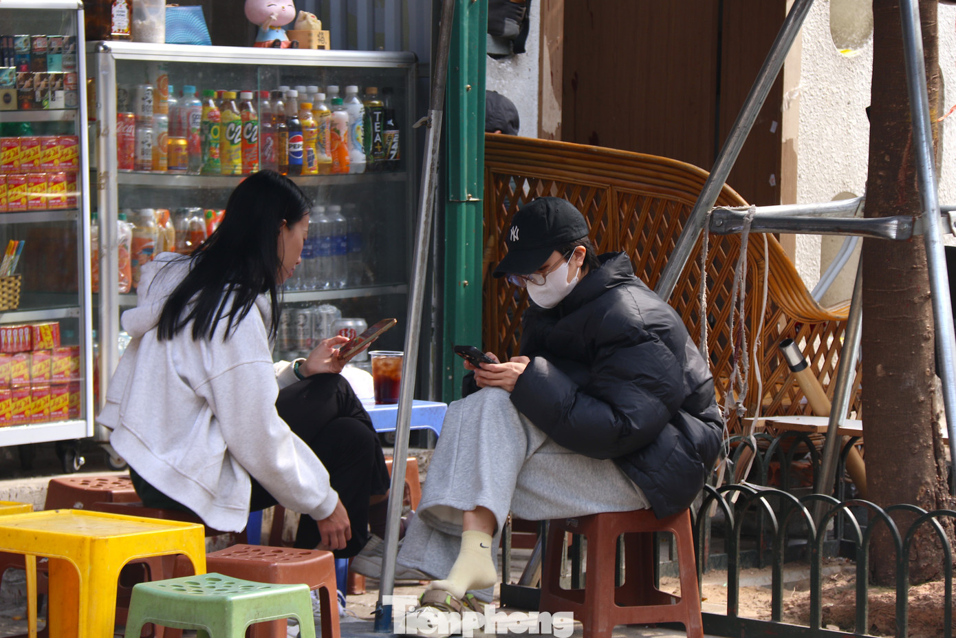 Được giới trẻ mệnh danh là phố “ẩm thực” nên tuyến phố này khá nhộn nhịp cả ban ngày lẫn buổi đêm.