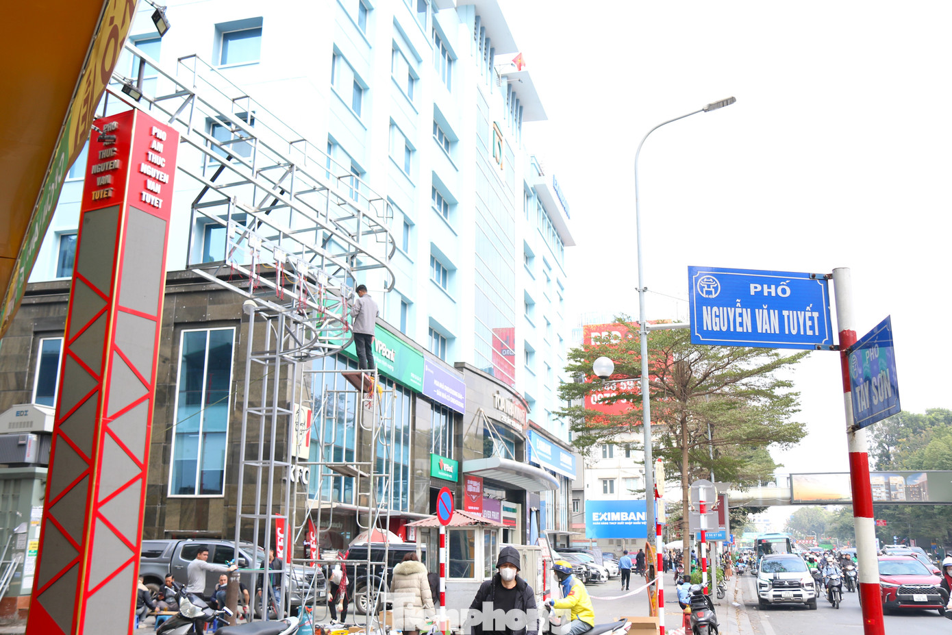 Theo đại diện UBND quận Đống Đa (Hà Nội), tuyến phố ẩm thực Nguyễn Văn Tuyết sẽ chính thức khai trương vào 19 giờ tối ngày 18/1/2025. Đây là tuyến phố ẩm thực thứ 3 của Thủ đô Hà Nội.