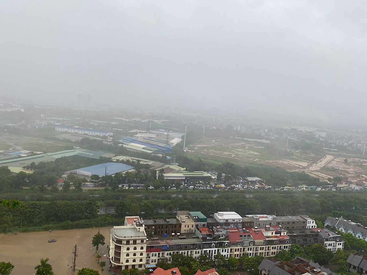 Sáng 28/9, tại đường gom Đại lộ Thăng Long, đoạn qua khu đô thị Thiên Đường Bảo Sơn (huyện Hoài Đức, Hà Nội), nhiều xe cộ, đặc biệt là ô tô bị kẹt cứng hàng giờ đồng hồ vì có nhiều đoạn ngập sâu quá bánh xe.