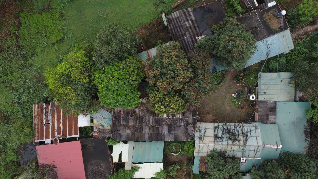 Người dân tại đây phải sống trong cảnh thấp thỏm bởi nhà cửa xuống cấp, xập xệ nhưng không được phép sửa chữa, cải tạo.