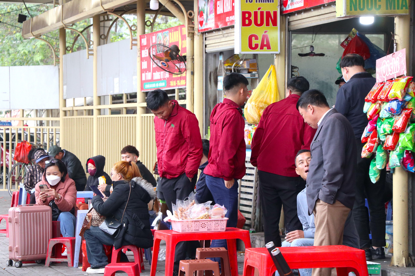 Người dân tranh thủ ăn trưa tại bãi gửi xe để kịp giờ xe xuất bến.