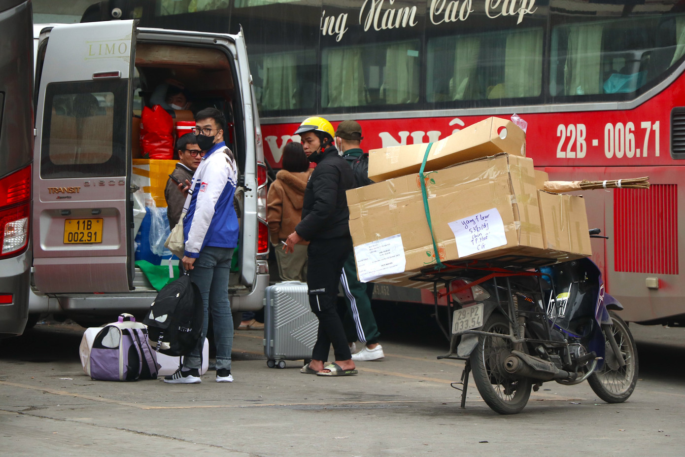 Cốp xe chật kín hàng hoá của người dân gửi về quê.