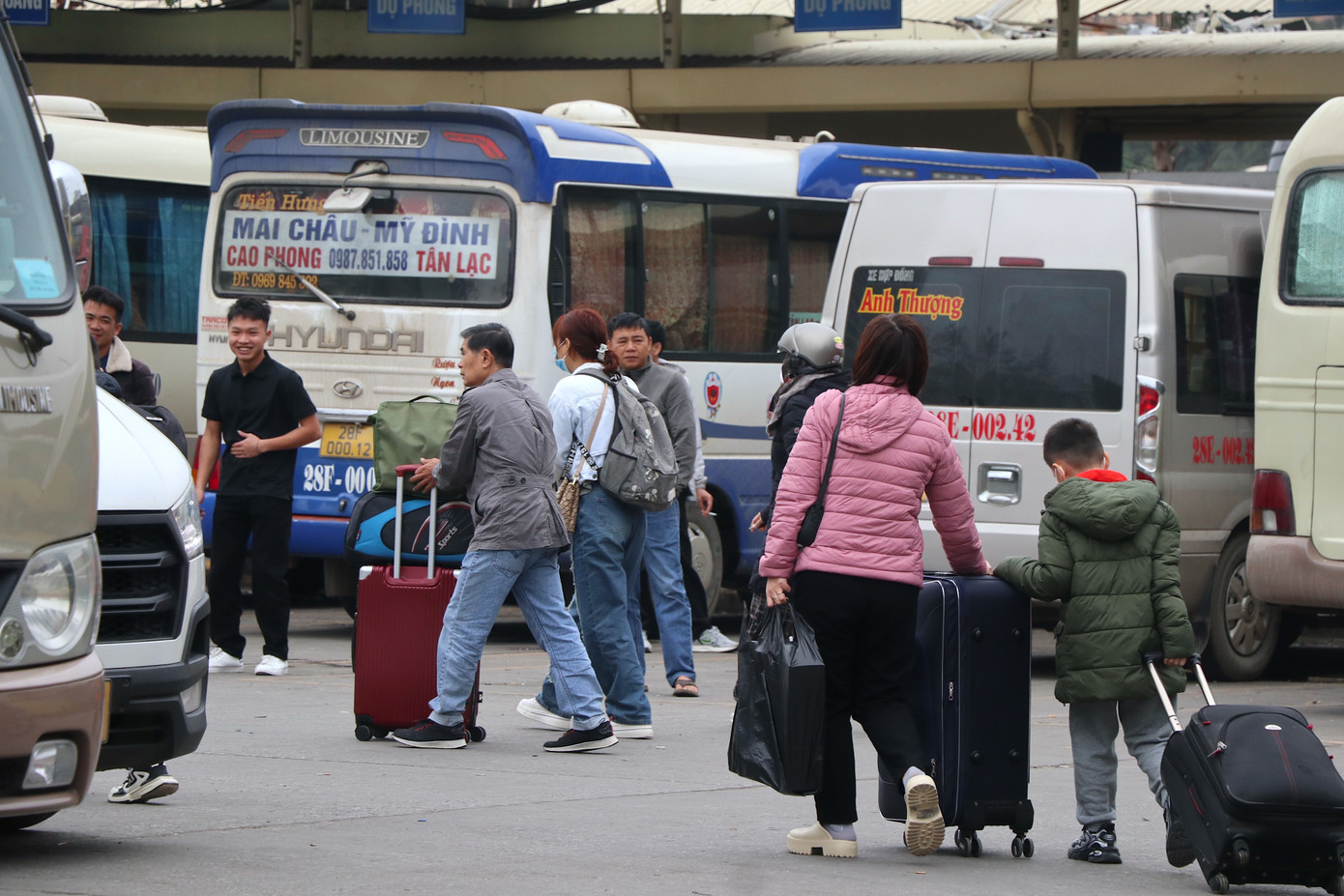 Càng về chiều, lượng khách đổ về các bến xe càng cao. Bến xe lỉnh kỉnh đồ đạc, hành lý chở đồ về quê ăn Tết.