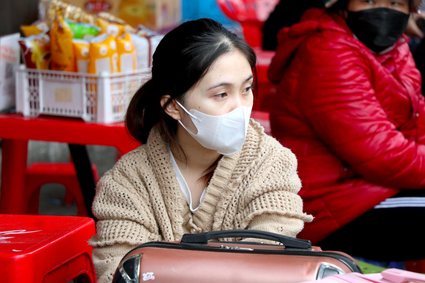 Chị Phạm Thúy Hằng, quê Yên Bái cho biết: "Mong về Tết sớm, tôi có xin nghỉ làm buổi chiều để kịp chuyến xe 13 giờ về quê đoàn tụ cùng gia đình. Tôi hy vọng mọi người về quê an toàn, có một cái Tết sung túc cùng gia đình”.