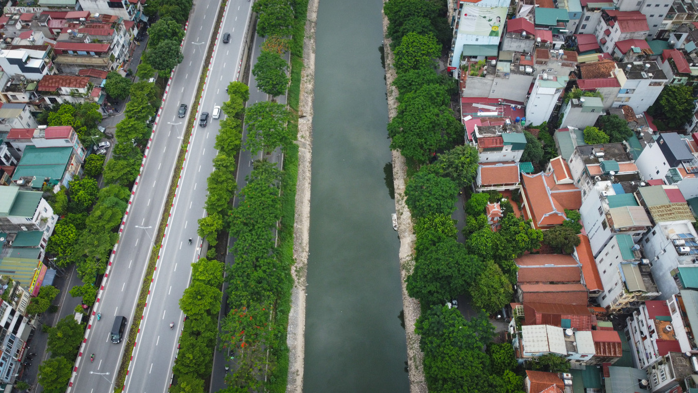 Nước sông Tô Lịch chuyển màu xanh do có một lượng nước lớn từ Hồ Tây chảy vào.