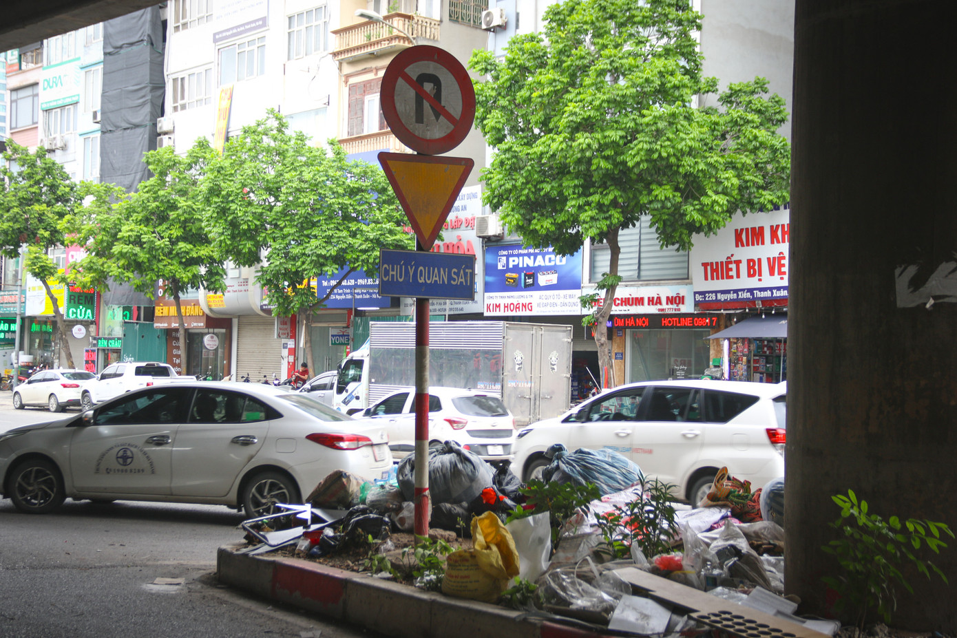 Ghi nhận trong ngày 8/7, tại điểm quay đầu xe trên đường Khuất Duy Tiến, rác thải tràn lan từ trên dải phân cách xuống lòng đường. Ghi nhận trong ngày 8/7, tại điểm quay đầu xe trên đường Khuất Duy Tiến, rác thải tràn lan từ trên dải phân cách xuống lòng đường.