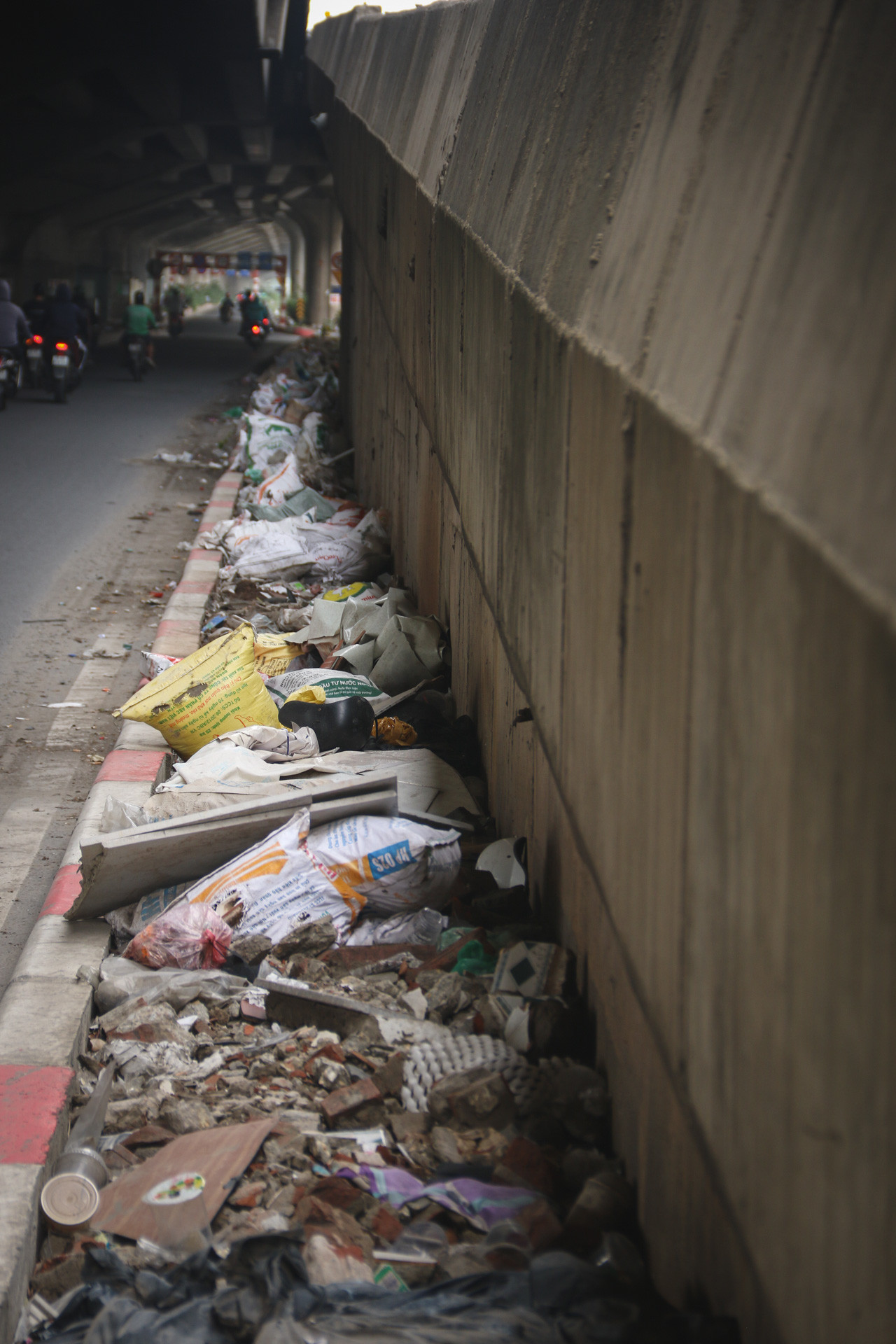 Những bao tải chứa gạch vỡ, vữa thải và phế liệu xây dựng được đổ trộm ngay sát lòng đường. Những bao tải chứa gạch vỡ, vữa thải và phế liệu xây dựng được đổ trộm ngay sát lòng đường.