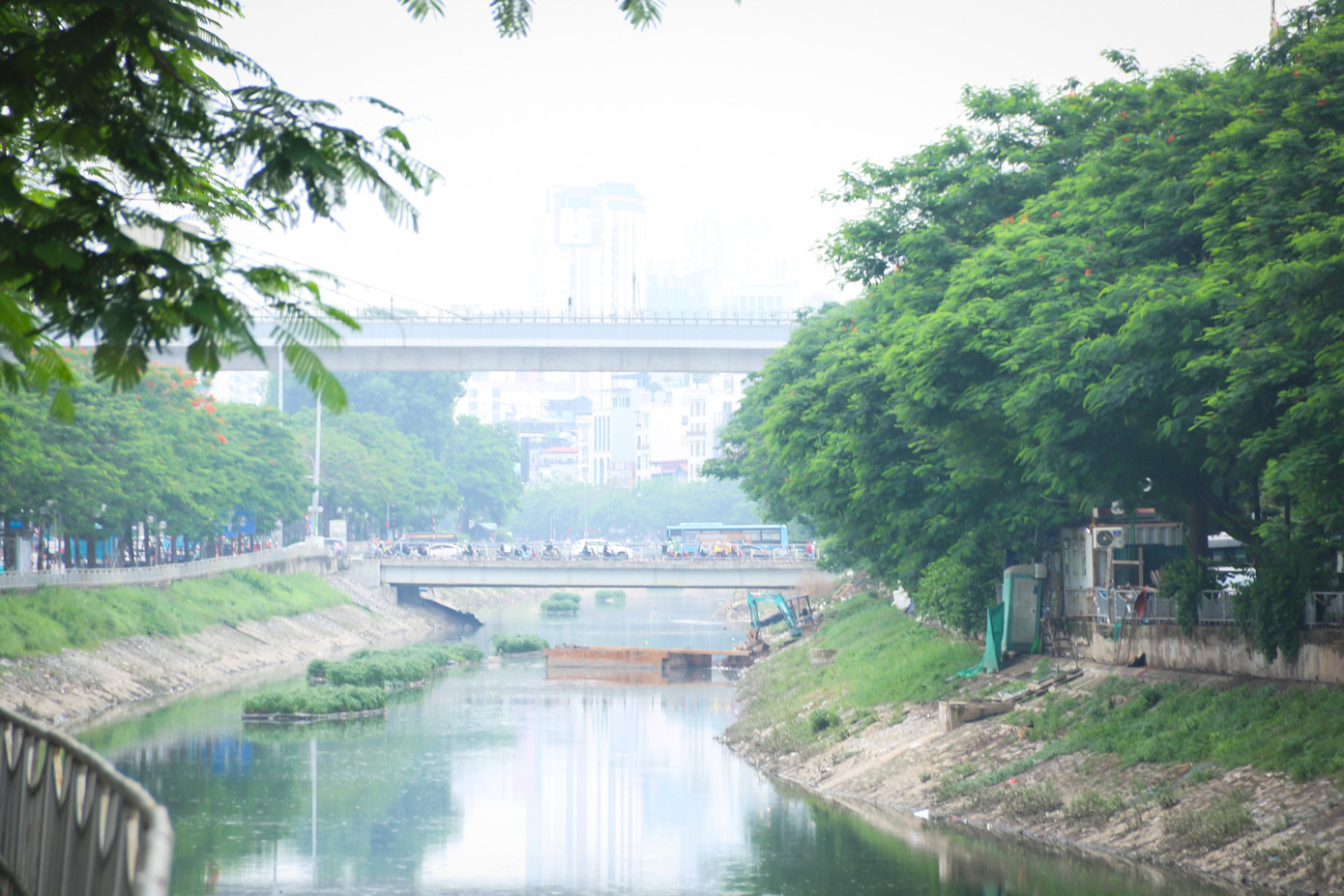 Hai bên sông Tô Lịch vẫn đang triển khai thực hiện các công trình thu gom nước thải thuộc Dự án Nhà máy xử lý nước thải Yên Xá để giảm bớt ô nhiễm cho sông Tô Lịch.