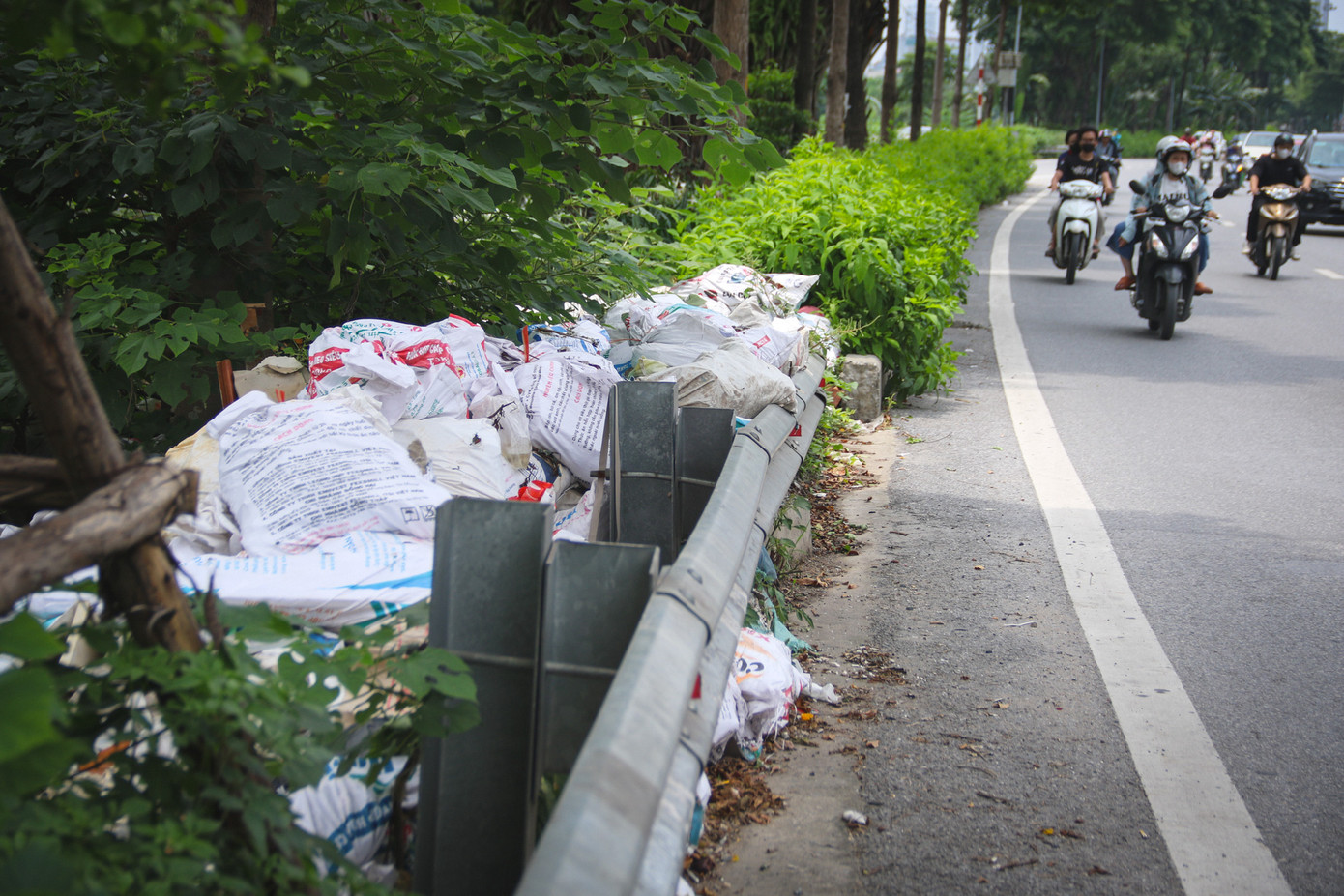 Tương tự, ghi nhận ngày 8/7 của PV Tiền Phong tại khu vực taluy âm đường Vành đai 2 (hướng từ Võ Chí Công đi Cầu Giấy) cho thấy, rác thải sinh hoạt và xây dựng bị đổ trộm tràn lan, gây ô nhiễm nghiêm trọng. Tình trạng tương tự cũng xảy ra tại khu vực giáp với đường xuống nút Bưởi - Lạc Long Quân. Tương tự, ghi nhận ngày 8/7 của PV Tiền Phong tại khu vực taluy âm đường Vành đai 2 (hướng từ Võ Chí Công đi Cầu Giấy) cho thấy, rác thải sinh hoạt và xây dựng bị đổ trộm tràn lan, gây ô nhiễm nghiêm trọng. Tình trạng tương tự cũng xảy ra tại khu vực giáp với đường xuống nút Bưởi - Lạc Long Quân.