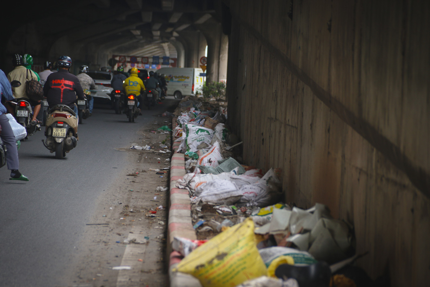 Tình trạng này không chỉ tạo nên hình ảnh xấu xí cho cảnh quan của Thủ đô mà còn ảnh hưởng nghiêm trọng đến môi trường xung quanh. Tình trạng này không chỉ tạo nên hình ảnh xấu xí cho cảnh quan của Thủ đô mà còn ảnh hưởng nghiêm trọng đến môi trường xung quanh.