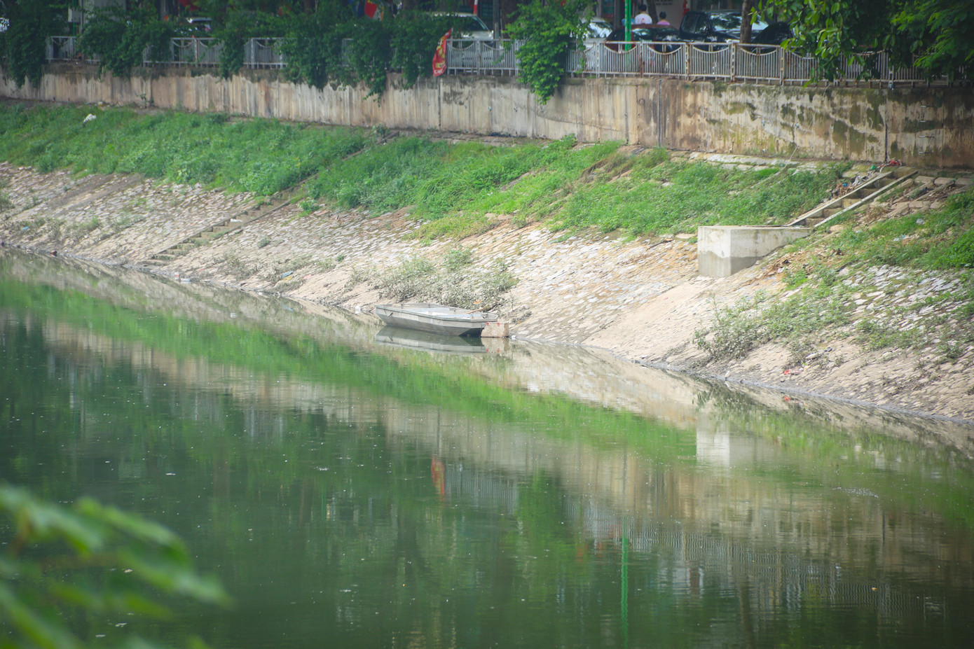 Trước đó, sau trận mưa lớn sáng 3/7, mặt sông Tô Lịch đã xuất hiện nhiều rác thải sinh hoạt, trôi nổi từ thượng nguồn về hạ nguồn. Đến chiều cùng ngày, Công ty TNHH MTV thoát nước Hà Nội đã huy động 100% cán bộ vớt, thu dọn toàn bộ rác trên dòng sông.