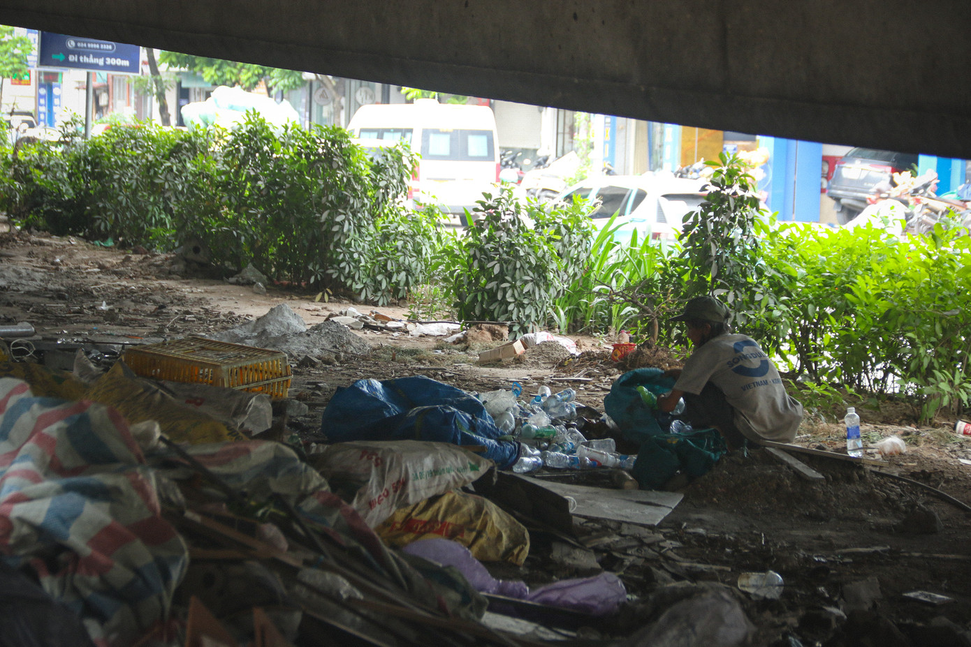 Biển cấm đổ rác ghi rõ mức xử phạt tại khu vực Vành đai 3 dường như không đủ sức răn đe khi rác thải cồng kềnh vẫn được vứt bỏ tràn lan. Biển cấm đổ rác ghi rõ mức xử phạt tại khu vực Vành đai 3 dường như không đủ sức răn đe khi rác thải cồng kềnh vẫn được vứt bỏ tràn lan.