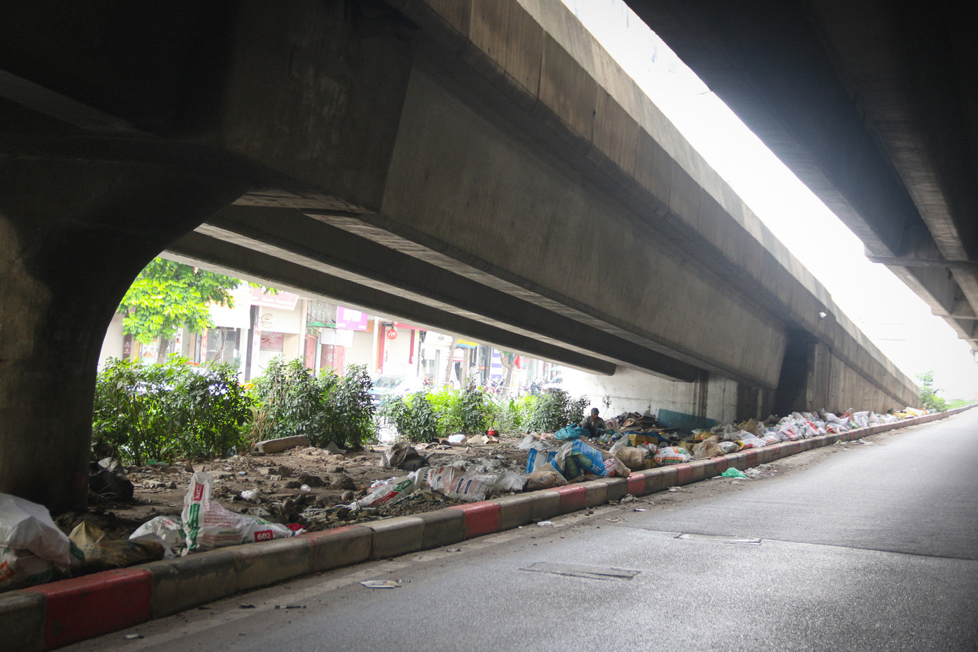 Đường Vành đai 3 - tuyến giao thông huyết mạch của Thủ đô. Thế nhưng, thời gian gần đây, không ít người dân bày tỏ bức xúc khi dải phân cách tại nhiều đoạn trên tuyến đường này đang bị rác thải bủa vây, chất thành từng đống lớn. Đường Vành đai 3 - tuyến giao thông huyết mạch của Thủ đô. Thế nhưng, thời gian gần đây, không ít người dân bày tỏ bức xúc khi dải phân cách tại nhiều đoạn trên tuyến đường này đang bị rác thải bủa vây, chất thành từng đống lớn.