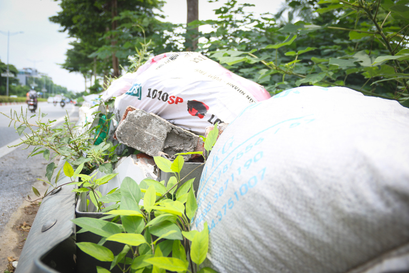Hàng chục điểm đổ trộm rác thải tại vệ đường Vành đai 2 trên cao và đường Bưởi. Đa số đây đều là rác thải xây dựng. Hàng chục điểm đổ trộm rác thải tại vệ đường Vành đai 2 trên cao và đường Bưởi. Đa số đây đều là rác thải xây dựng.