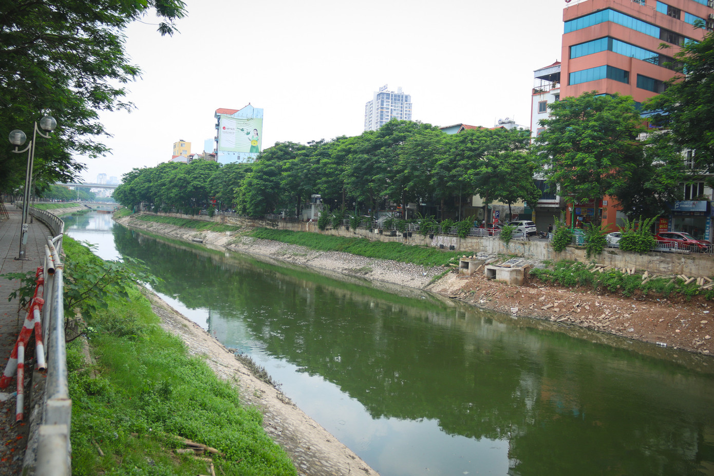 Hiện Hà Nội đang triển khai dự án thu gom và xử lý nước thải đổ xuống sông Tô Lịch góp phần thay đổi cảnh quan, giảm thiểu ô nhiễm cho dòng sông đồng thời có thể phát triển du lịch trên dòng sông lịch sử này.