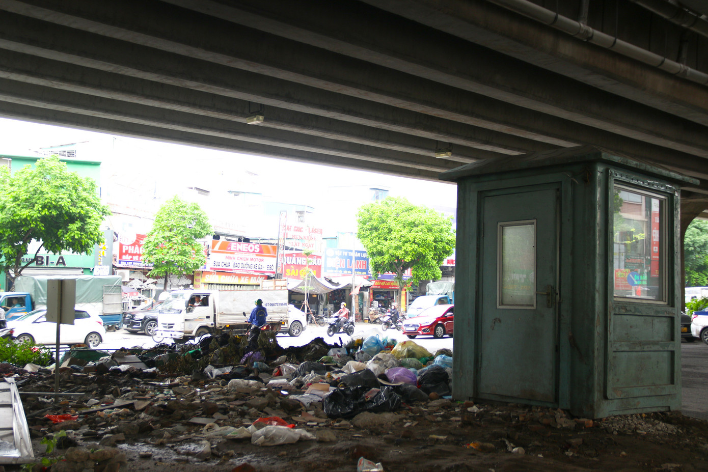 Người dân quanh khu vực cho biết, tình trạng đổ trộm rác thải thường xảy ra vào ban đêm và sáng sớm. Bên cạnh đó, do lâu ngày đơn vị thu gom không dọn dẹp nên những ngày qua lượng rác tồn đọng ngày càng lớn, môi trường bị ảnh hưởng nghiêm trọng. Người dân quanh khu vực cho biết, tình trạng đổ trộm rác thải thường xảy ra vào ban đêm và sáng sớm. Bên cạnh đó, do lâu ngày đơn vị thu gom không dọn dẹp nên những ngày qua lượng rác tồn đọng ngày càng lớn, môi trường bị ảnh hưởng nghiêm trọng.