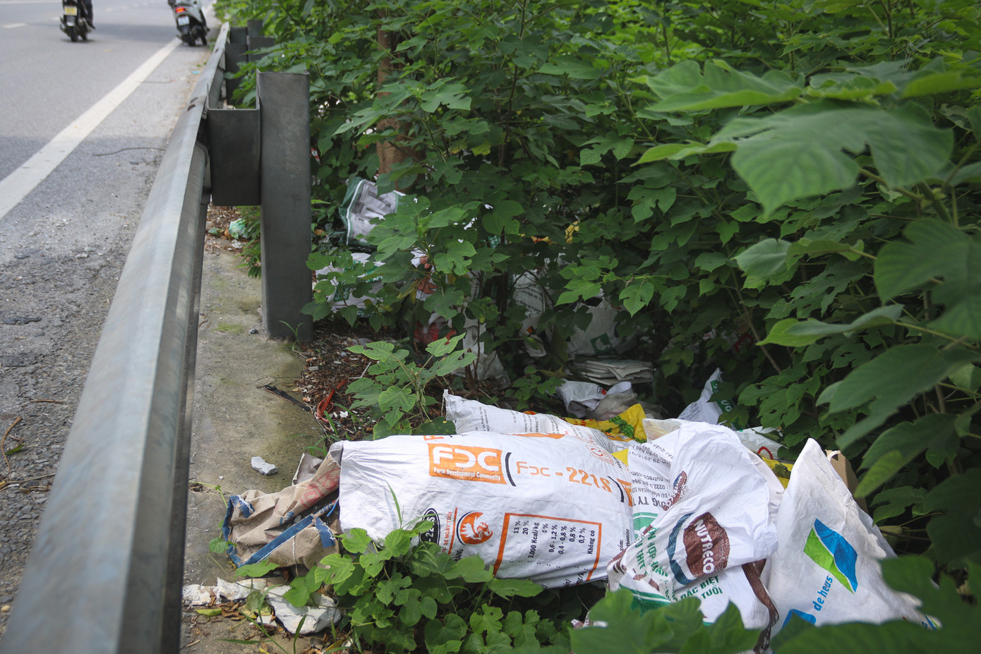 Theo Điều 25 Nghị định 45/2022/NĐ-CP quy định về xử phạt vi phạm hành chính trong lĩnh vực môi trường, hành vi vứt, thải, bỏ rác thải, đổ nước thải không đúng nơi quy định sẽ bị xử phạt từ 500.000 đồng đến 1.000.000 đồng. Thậm chí, phạt tiền từ 1.000.000 đồng đến 2.000.000 đồng đối với hành vi vứt, thải, bỏ rác thải trên vỉa hè, lòng đường. Theo Điều 25 Nghị định 45/2022/NĐ-CP quy định về xử phạt vi phạm hành chính trong lĩnh vực môi trường, hành vi vứt, thải, bỏ rác thải, đổ nước thải không đúng nơi quy định sẽ bị xử phạt từ 500.000 đồng đến 1.000.000 đồng. Thậm chí, phạt tiền từ 1.000.000 đồng đến 2.000.000 đồng đối với hành vi vứt, thải, bỏ rác thải trên vỉa hè, lòng đường.