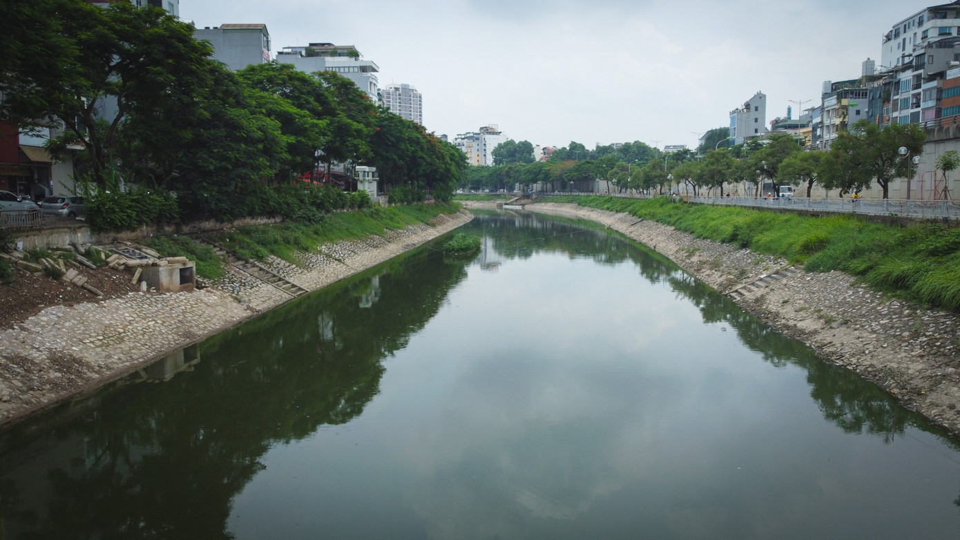 Màu xanh của dòng sông có thể quan sát bằng mắt thường.