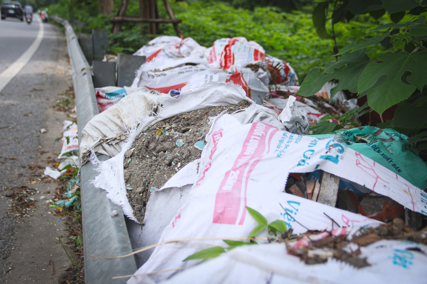 Hàng chục điểm đổ trộm rác thải tại vệ đường Vành đai 2 trên cao và đường Bưởi. Đa số đây đều là rác thải xây dựng. Hàng chục điểm đổ trộm rác thải tại vệ đường Vành đai 2 trên cao và đường Bưởi. Đa số đây đều là rác thải xây dựng.