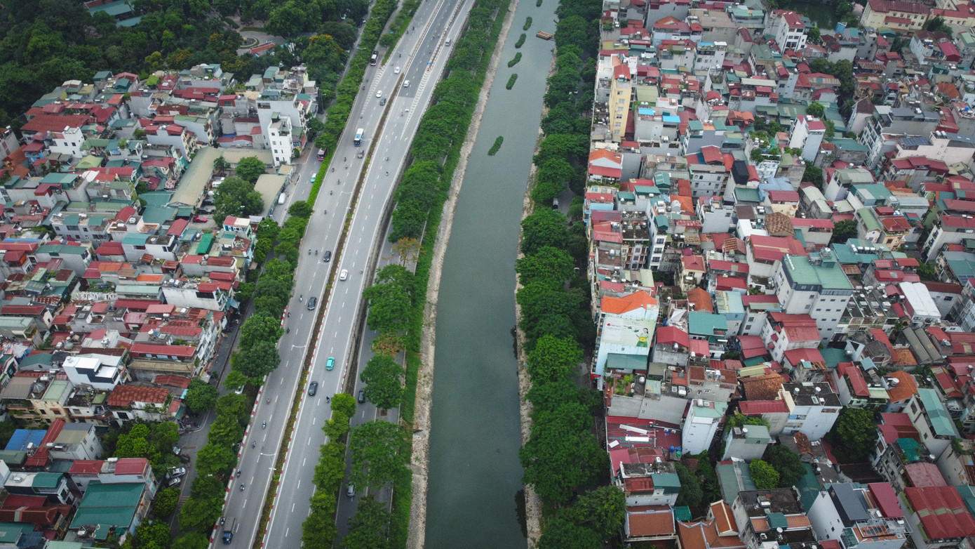 Sau một ngày sau khi được dọn rác, dòng sông Tô Lịch chuyển màu xanh khiến khung cảnh ven sông thay đổi, rất nên thơ, trữ tình.