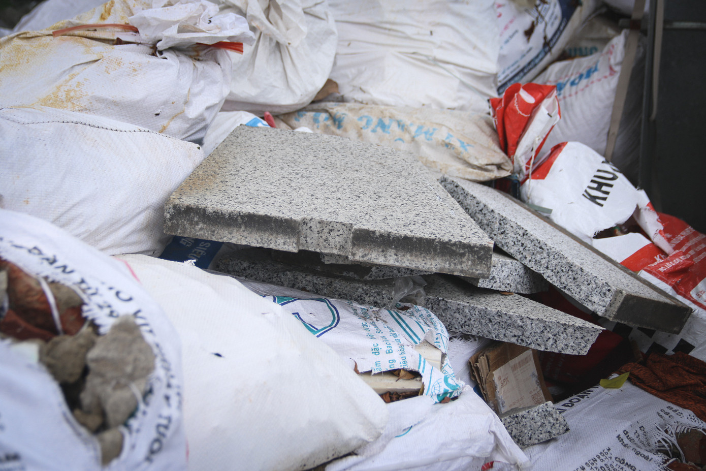 Hàng chục điểm đổ trộm rác thải tại vệ đường Vành đai 2 trên cao và đường Bưởi. Đa số đây đều là rác thải xây dựng. Hàng chục điểm đổ trộm rác thải tại vệ đường Vành đai 2 trên cao và đường Bưởi. Đa số đây đều là rác thải xây dựng.