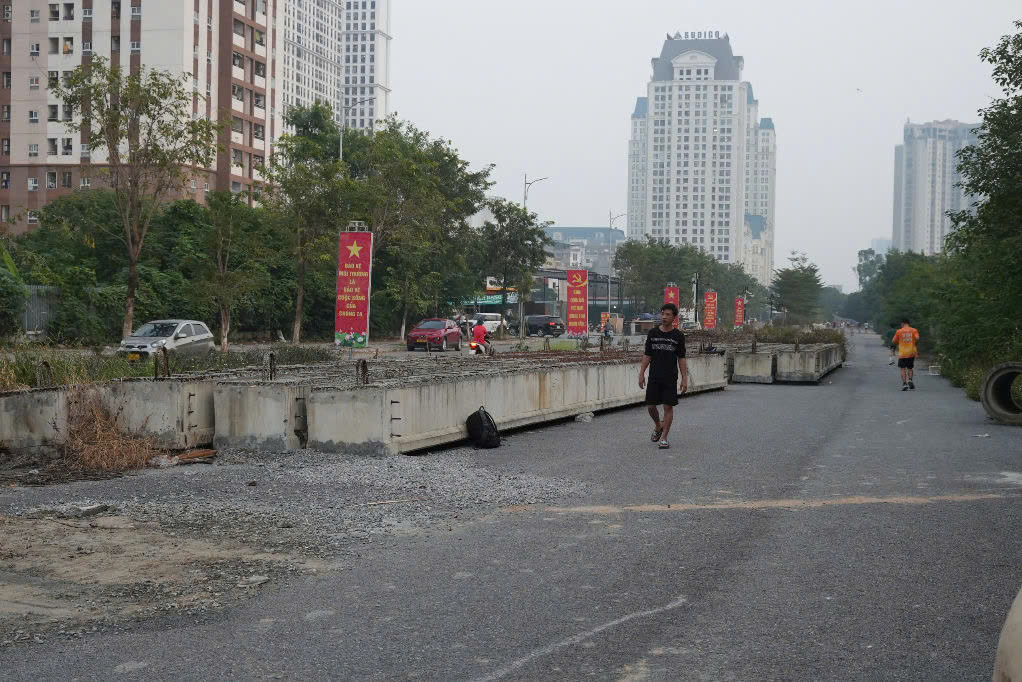 Các gia đình nằm trong diện quy hoạch tại dự án cũng trong tình trạng dời đi cũng không được mà ở lại cũng không xong.