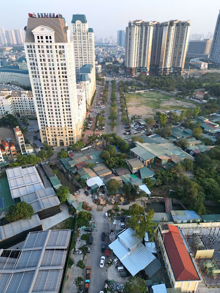 Theo UBND quận Nam Từ Liêm, hiện quận đang chỉ đạo các phòng, ban, đơn vị liên quan và nhà thầu thi công tích cực phối hợp nhằm đẩy nhanh tiến độ dự án, đảm bảo chất lượng, an toàn và đúng quy định của pháp luật.