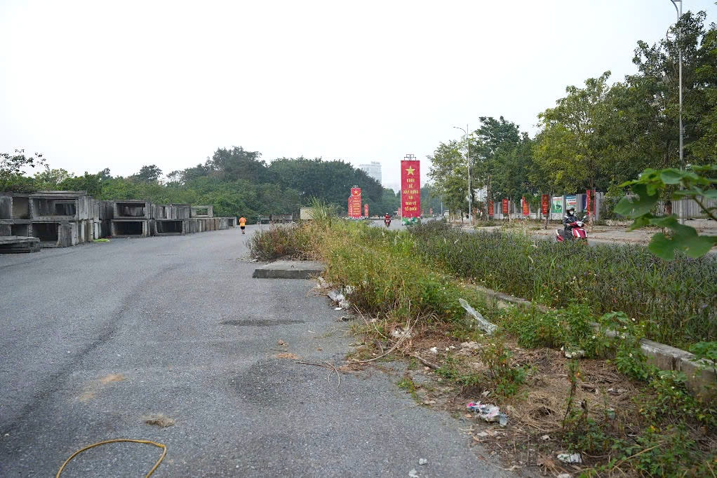 Một số đoạn mưa thì lầy lội, nắng thì bụi bặm, hai bên đường cống hộp ngổn ngang...