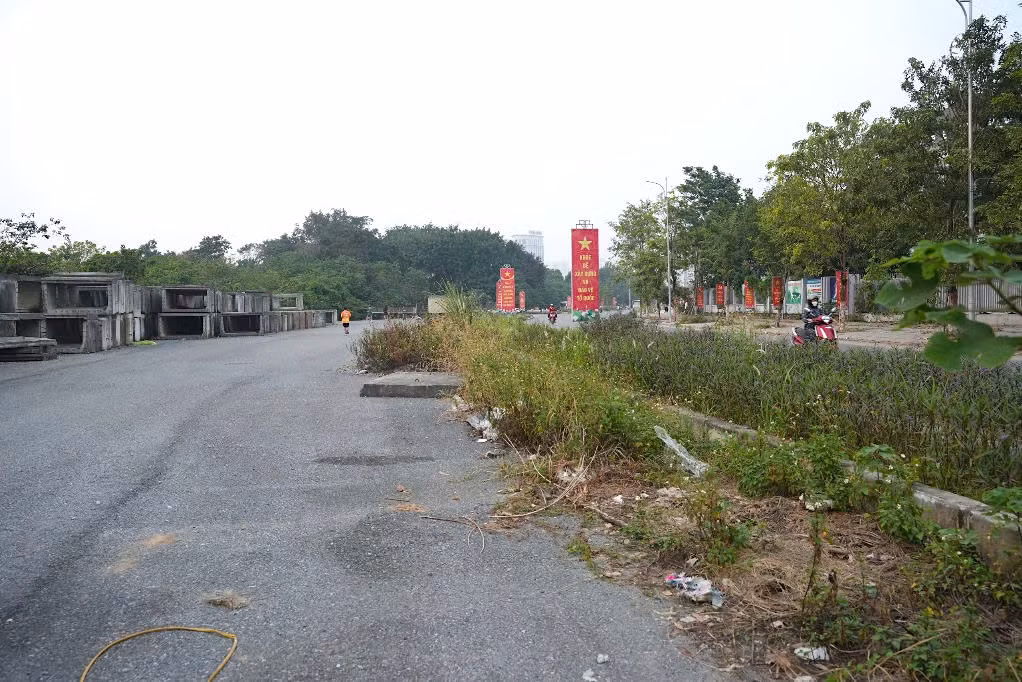 Một số đoạn mưa thì lầy lội, nắng thì bụi bặm, hai bên đường cống hộp ngổn ngang...