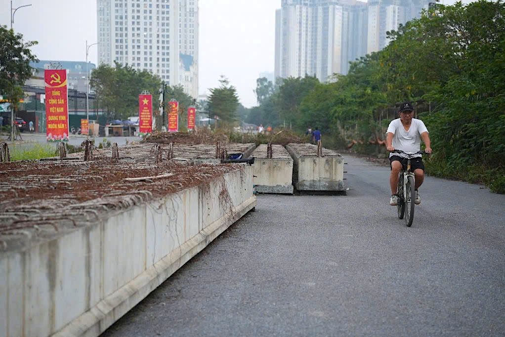 Việc giải phóng mặt bằng dự án đi qua 3 phường vẫn chưa thể thực hiện, thì lại có thay đổi về Luật Đất đai năm 2024 nên các chính sách liên quan đến giải phóng mặt bằng đều phải thực hiện lại. Hiện tại, quận Nam Từ Liêm tiếp tục xin gia hạn lần 2 đến hết năm 2025.